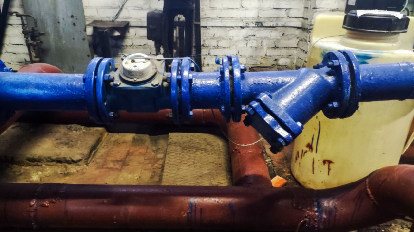 Узел со счетчиком воды на трубопроводе