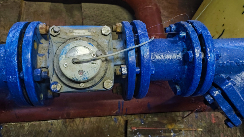 Механический счетчик воды на фланцевом трубопроводе