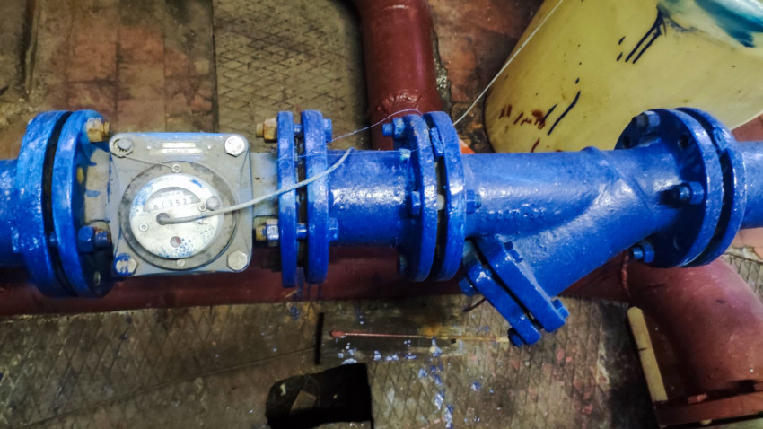 Узел учета воды с косым фильтром и счетчиком