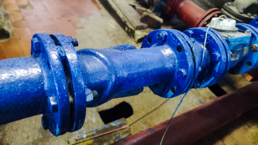 Трубопровод с фланцевыми соединениями и узлом водомера