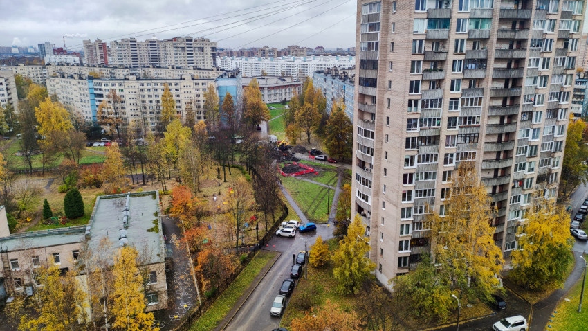 Вид на жилой квартал с высоты, осенний день в Санкт-Петербурге