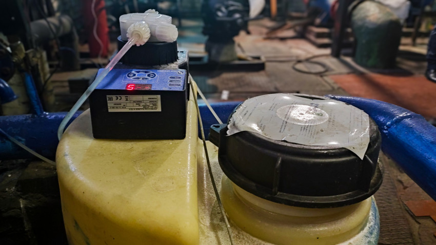 Дозирующий насос с реагентной емкостью