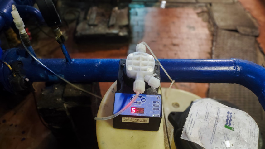 Узел дозирования реагента с насосом и ёмкостью