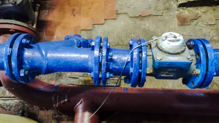 Трубопровод с водомером и фланцевыми соединениями