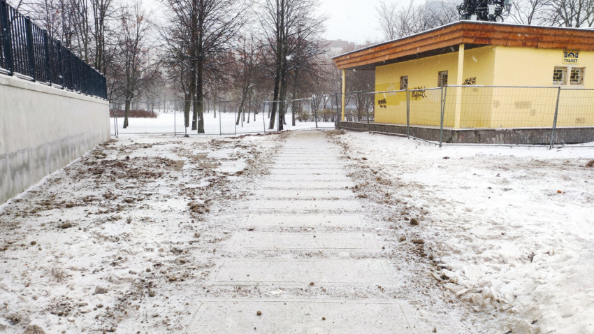 Строящаяся дорожка и огражденная зона у паркового здания