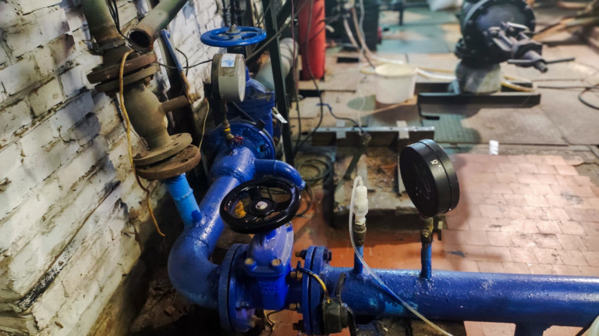 Подпиточный узел трубопровода в техническом помещении