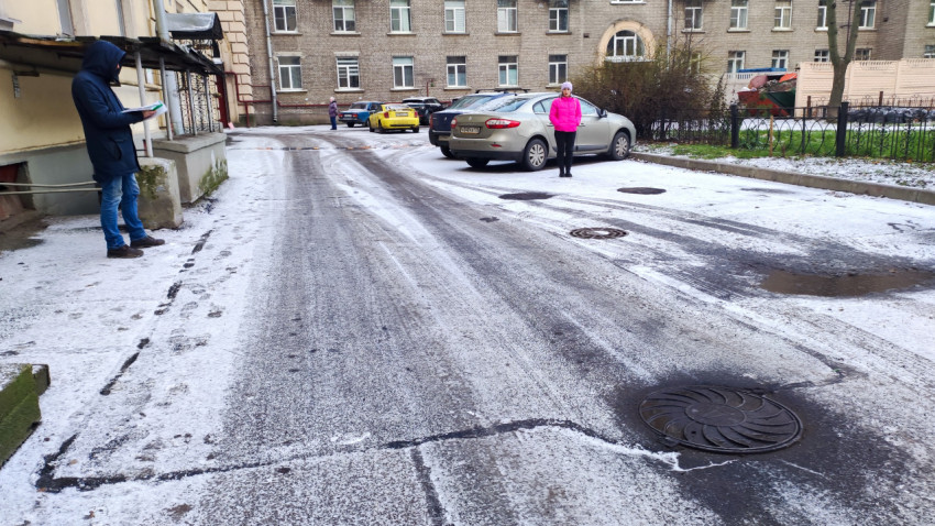 Технический осмотр внутридворовой дороги зимой