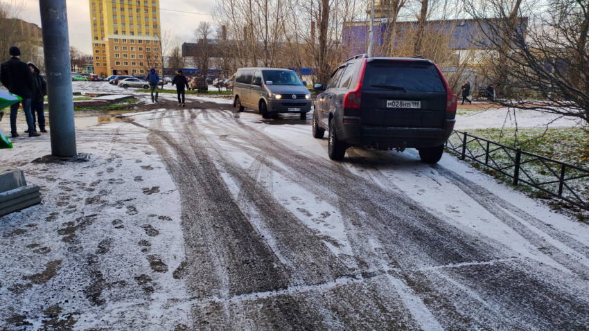 Зимний двор с припаркованными автомобилями и пешеходами