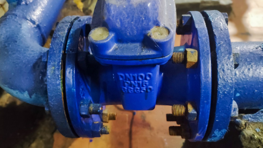 Фланцевая задвижка DN100 PN16 на трубопроводе