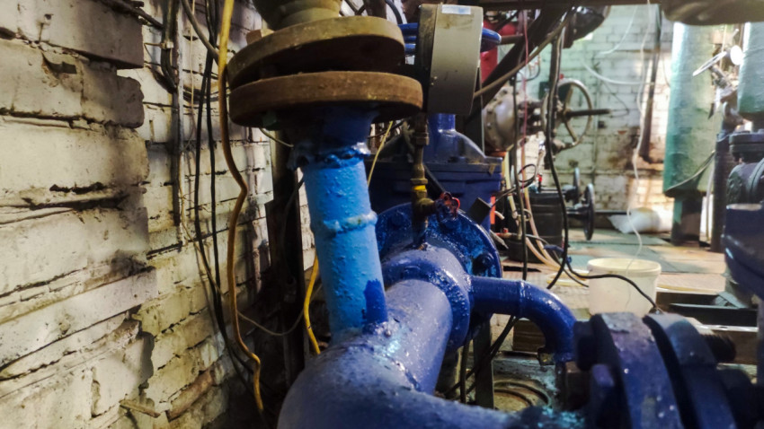 Инженерный трубопровод в котельном помещении