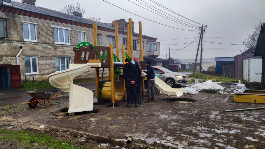 Монтаж детской игровой площадки во дворе жилого дома