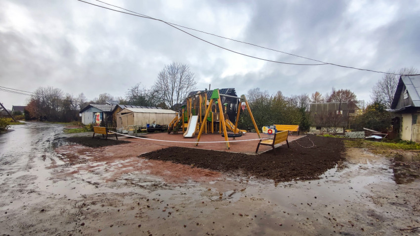 Новая детская площадка в деревне после благоустройства