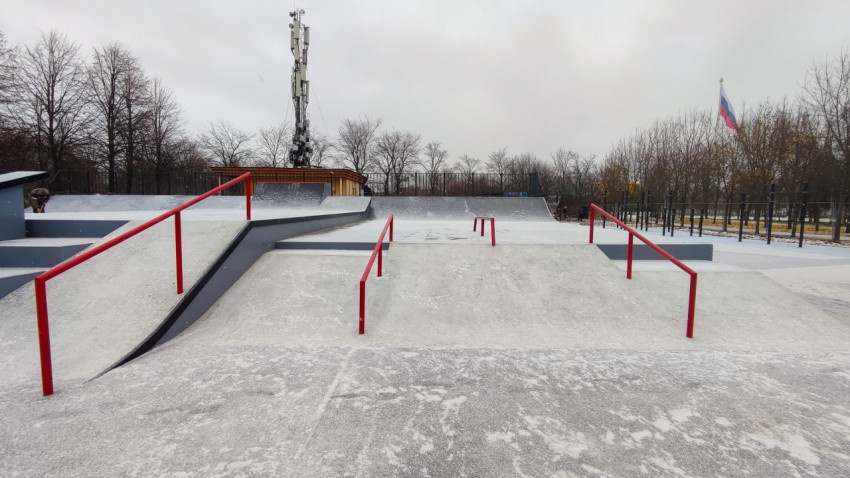 Скейт-парк с красными перилами в парке у залива