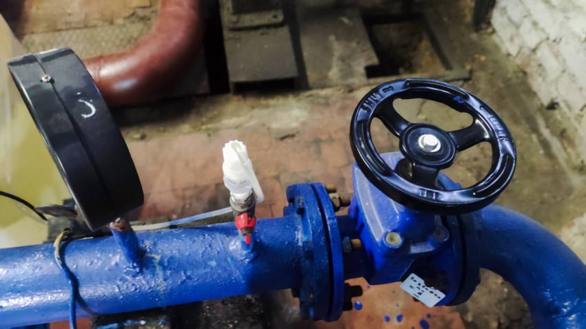 Запорный клапан на трубопроводе с манометром