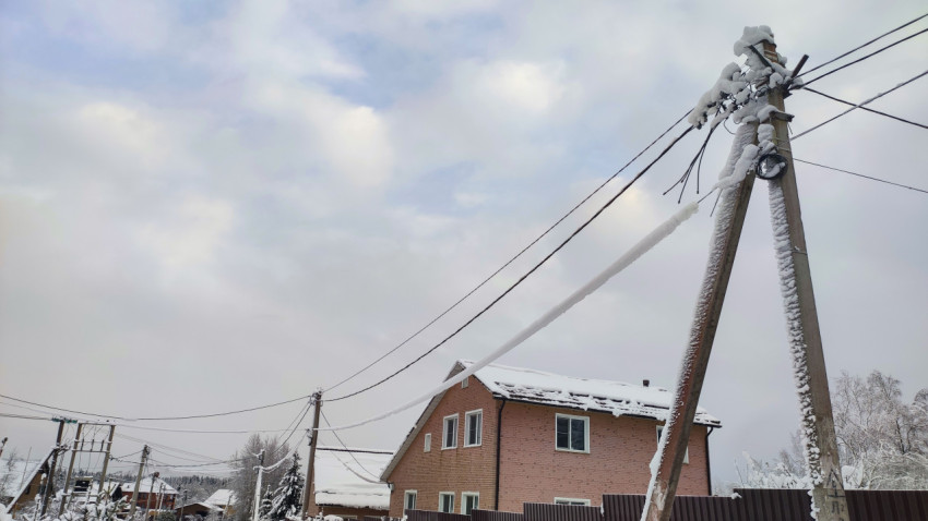 Подвеска кабелей на опоре связи с зимним обледенением проводов
