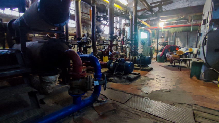 Рабочая зона теплового узла ЦТП с насосами и распределительными линиями