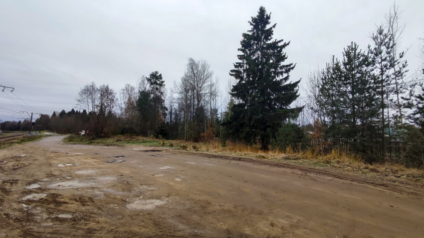 Поворот грунтовой дороги рядом с железнодорожными путями