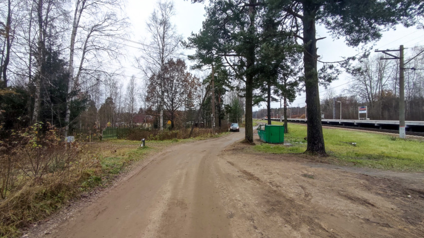 Просёлочная дорога у железнодорожной платформы осенью