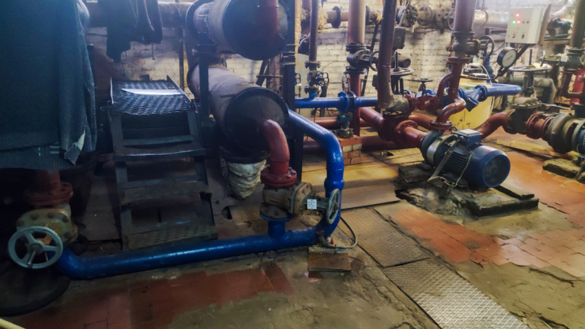 Насосная группа и теплообменное оборудование в помещении ЦТП