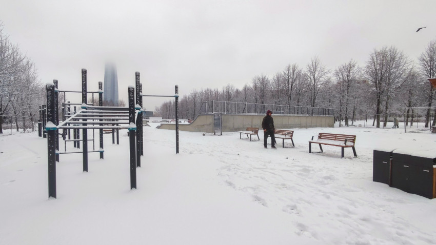 Спортивная площадка и скейтпарк в зимний период