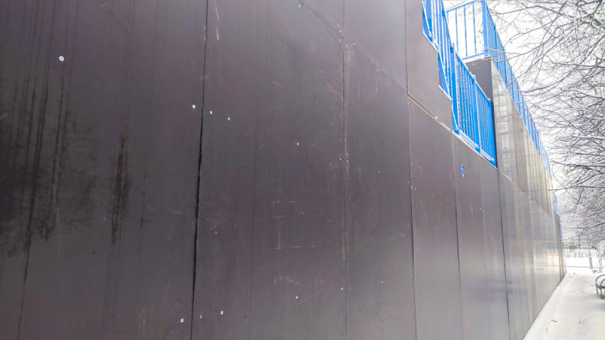 Тыльная сторона рампы в скейтпарке в зимний период