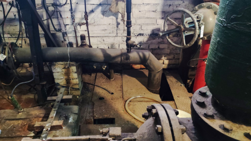 Трубопроводный узел с запорным вентилем в помещении обслуживания