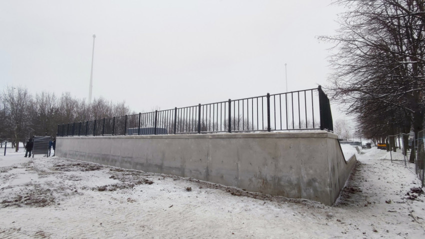 Задняя часть рампы скейтпарка с ограждением зимой