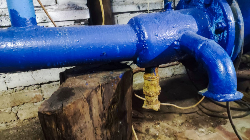 Узел трубопровода с боковым отводом и вертикальным патрубком