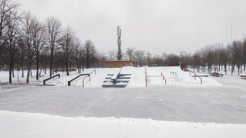 Центральный блок препятствий скейтпарка зимой