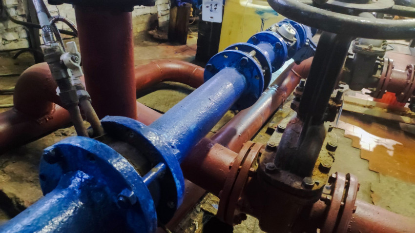 Синий трубопровод подпиточной линии в котельной