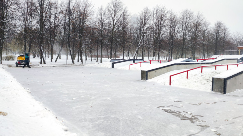 Зона препятствий скейтпарка с перилами под снегом