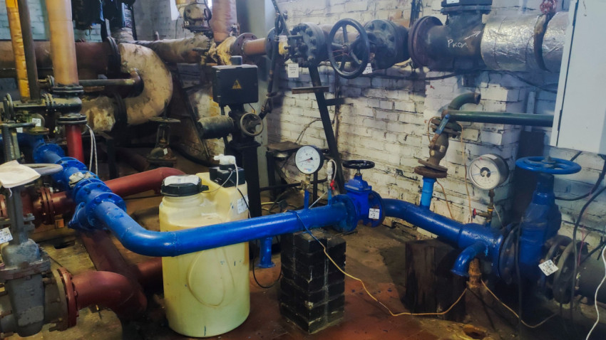 Узел трубопроводов с манометрами и запорной арматурой