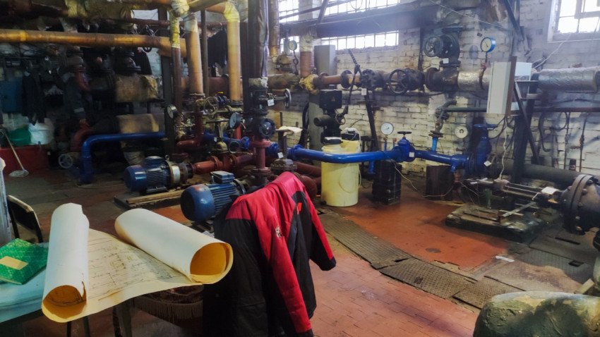 Насосный блок с трубопроводами и рабочей зоной персонала