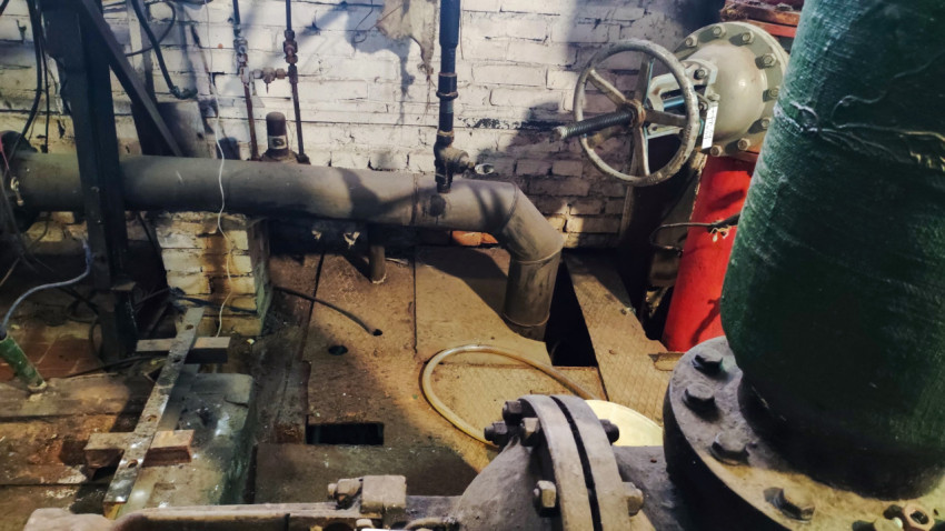 Запорное оборудование и трубная арматура в помещении инженерных сетей