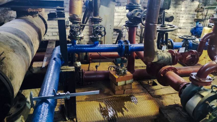 Общий вид насосного узла с установленным штангенциркулем на трубопроводе