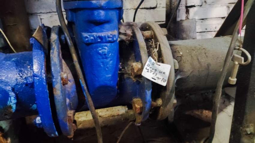 Задвижка на трубопроводе с маркировкой