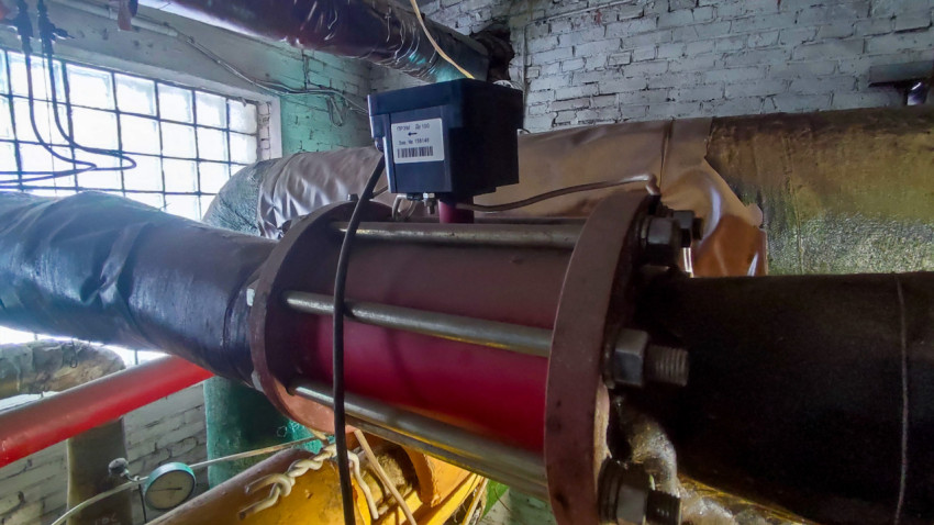 Трубопровод с установленным датчиком на цилиндрическом корпусе