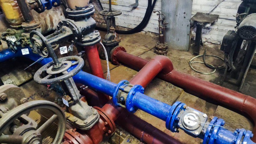 Трубопроводный узел с запорной арматурой и фланцевыми соединениями