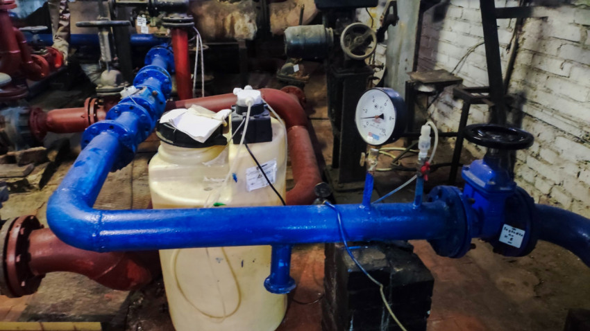 Система трубопроводов с манометром в тепловом пункте