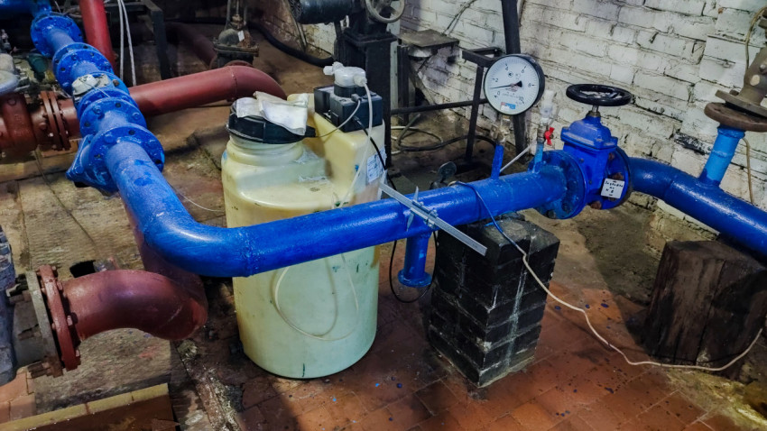 Узел трубопровода с манометром и дозировочной емкостью