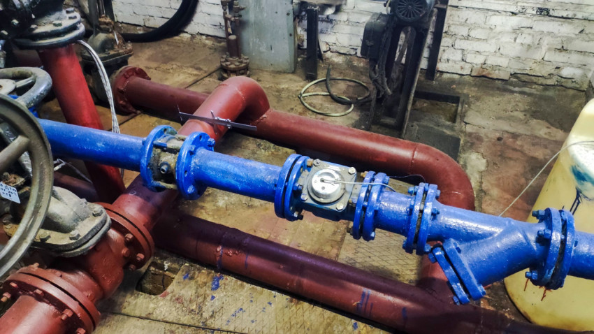 Измерение наружного диаметра красного трубопровода штангенциркулем