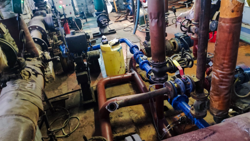 Насосное оборудование и распределительная арматура трубопровода