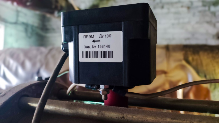 Измерительное устройство на трубопроводе в защитном корпусе