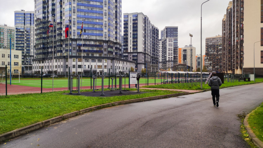 Уличная спортивная площадка на фоне современных жилых комплексов