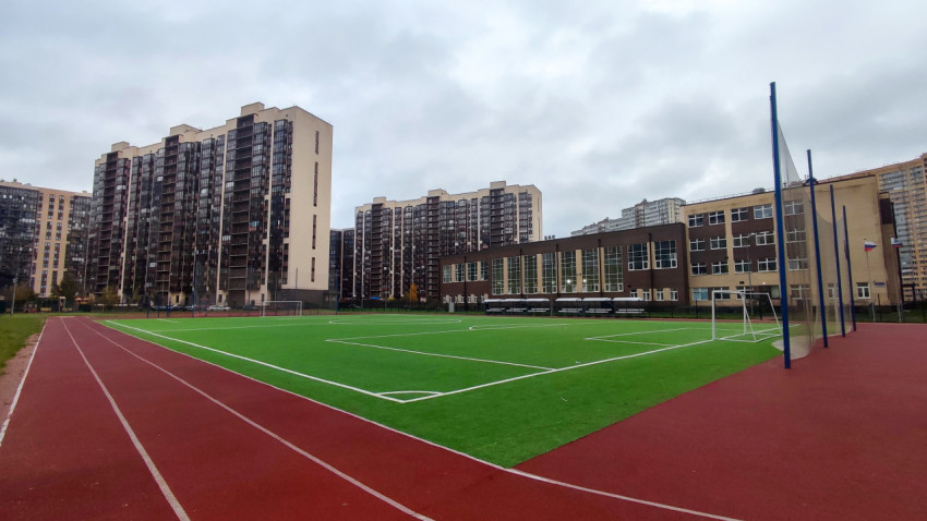 Футбольное поле у школы и жилых домов нового квартала