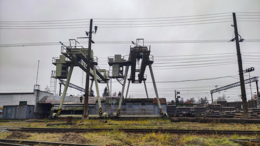 Козловые краны на промышленной площадке у железной дороги