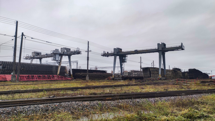 Козловые краны на складе железнодорожных шпал