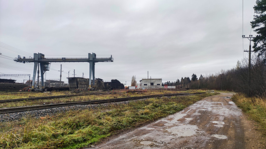 Промышленная зона с железнодорожными путями и краном