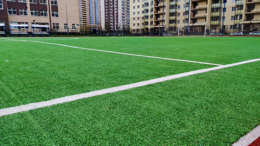 Искусственное покрытие футбольного поля рядом со школой