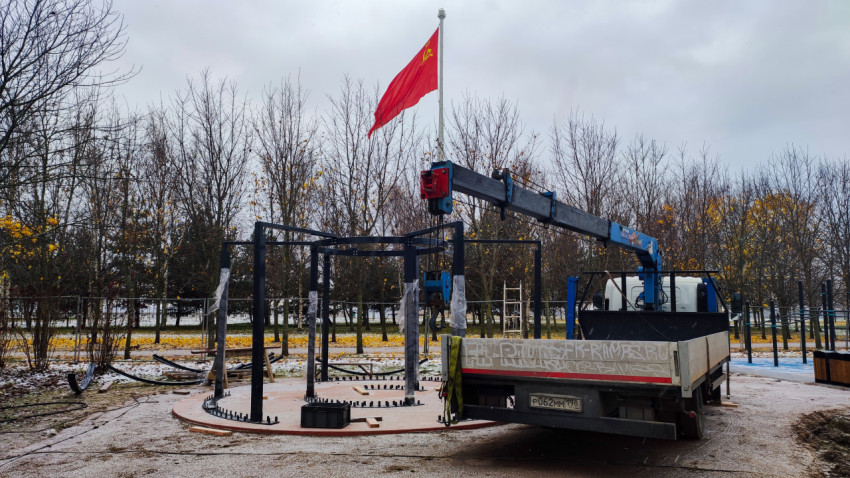 Монтаж металлической конструкции с автокраном под флагом СССР